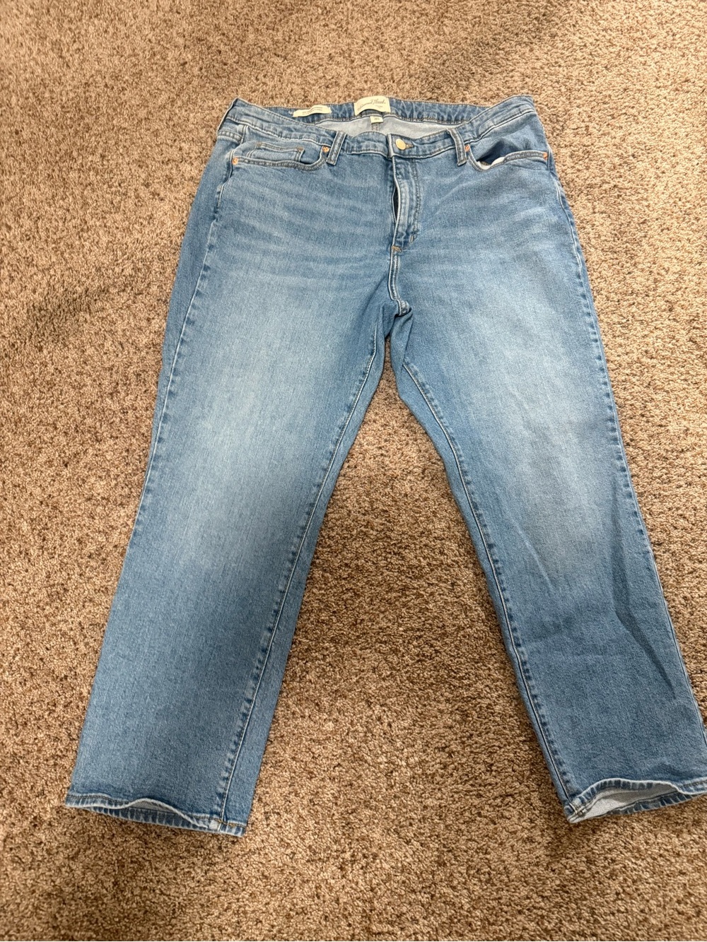 Universal Thread Faded Blue High-Rise Straight Jeans